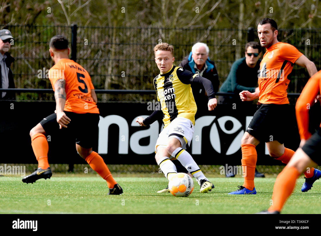 Arnhem, Paesi Bassi. 06 apr, 2019. ARNHEM, 06-04-2019, Papendal, stagione 2018/2019, olandese Tweede Divisie, Jong Vitesse player Lars dieci Teije Credito: Pro scatti/Alamy Live News Foto Stock