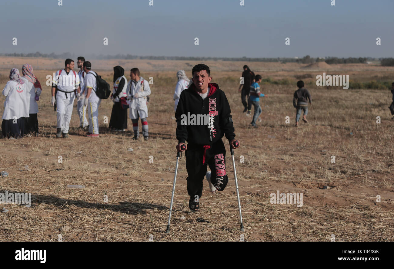 Striscia di Gaza, Khan Younis, Palestina. 5 apr, 2019. Un manifestante disabili visto durante gli scontri.Le forze israeliane si sono intervenute per disperdere i dimostranti palestinesi provocando scontri durante un ''Grande marzo del ritorno'' la dimostrazione sulla frontiera israeliana di orientale Khan Yunis, nella Striscia di Gaza. Credito: Yousef Masoud/SOPA Immagini/ZUMA filo/Alamy Live News Foto Stock