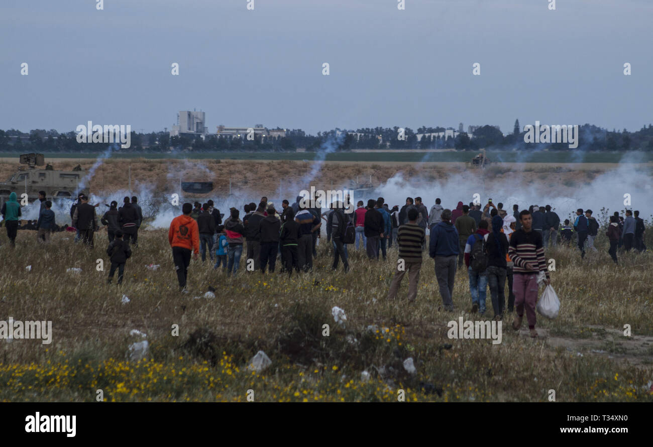 Striscia di Gaza, Khan Younis, Palestina. 5 apr, 2019. Palestinesi visto raccolta durante gli scontri.Le forze israeliane si sono intervenute per disperdere i dimostranti palestinesi provocando scontri durante un ''Grande marzo del ritorno'' la dimostrazione sulla frontiera israeliana di orientale Khan Yunis, nella Striscia di Gaza. Credito: Yousef Masoud/SOPA Immagini/ZUMA filo/Alamy Live News Foto Stock