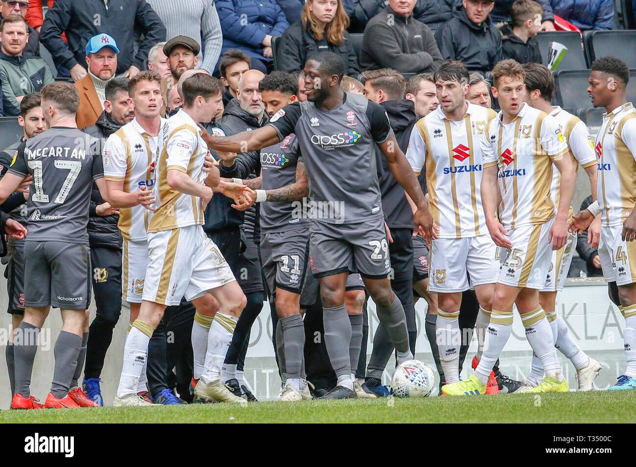 Milton Keynes, Regno Unito. 6 Apr, 2019temperamenti flare durante la seconda metà del cielo scommettere League 2 match tra MK Dons e Lincoln City Stadium MK, Milton Keynes sul Sabato 6 Aprile 2019. (Credit: John Cripps | MI News) solo uso editoriale, è richiesta una licenza per uso commerciale. Nessun uso in scommesse, giochi o un singolo giocatore/club/league pubblicazioni. La fotografia può essere utilizzata solo per il giornale e/o rivista scopi editoriali. Non possono essere utilizzate per pubblicazioni riguardanti 1 player, 1 club o 1 concorrenza senza autorizzazione scritta da parte di dati di calcio Co Ltd. Credito: MI News & Sport /Alamy vivere nuove Foto Stock