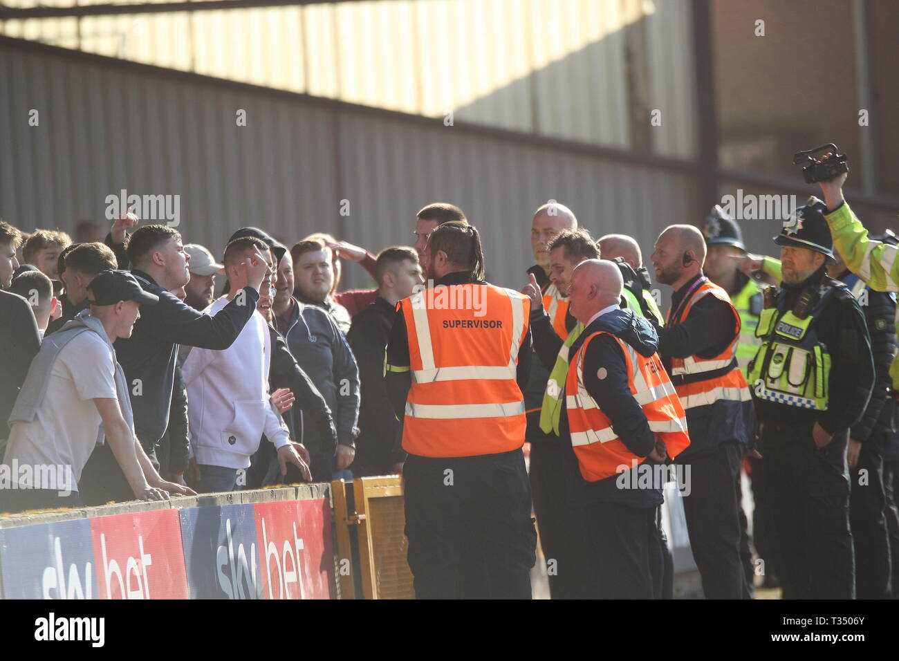 Stoke on Trent, Staffordshire, Regno Unito. 06 Aprile, 2019. Steward trattare con una svasatura generata dai sostenitori di Crewe durante il cielo scommettere League 2 match tra Port Vale e Crewe Alexandra Vale Park, Burslem sabato 6 aprile 2019. (Credit: Simon Newbury | MI News) solo uso editoriale, è richiesta una licenza per uso commerciale. Nessun uso in scommesse, giochi o un singolo giocatore/club/league pubblicazioni. La fotografia può essere utilizzata solo per il giornale e/o rivista scopi editoriali. Credito: MI News & Sport /Alamy Live News Foto Stock