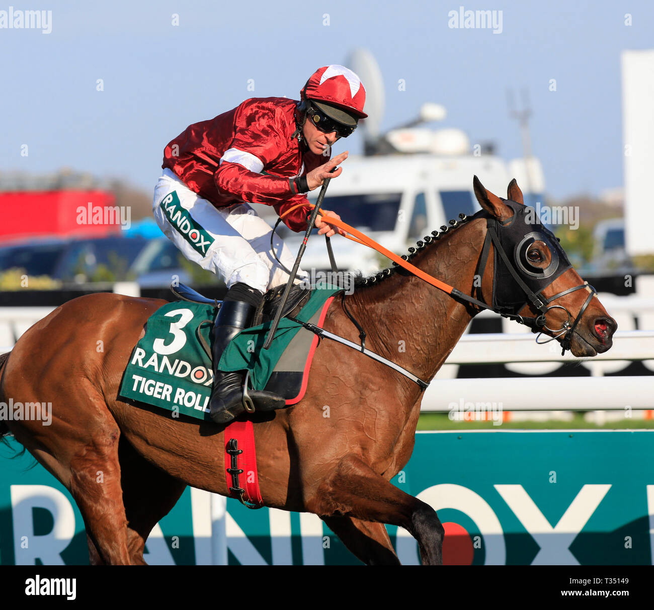 L'Aintree Racecourse, Eglinton, Regno Unito. 6 apr, 2019. Il 2019 Grand National horse racing festival, giorno 3; Tiger Roll cavalcato da Davy Russell passa il post vincente e vince il Grand National Credit: Azione Plus sport/Alamy Live News Foto Stock