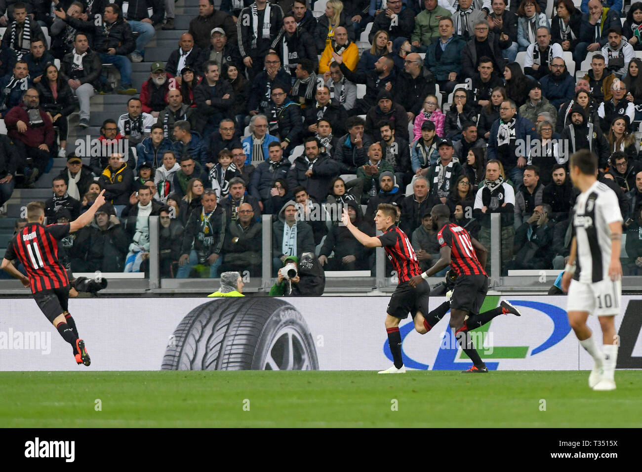 Lo Stadio Allianz, Torino, Italia. 6 apr, 2019. Serie a calcio, juventus contro il Milan; Krzysztof Piatek di AC Milan festeggia dopo aver segnato il gol per 1-0 per Milano in 39minuti di credito: Azione Sport Plus/Alamy Live News Foto Stock