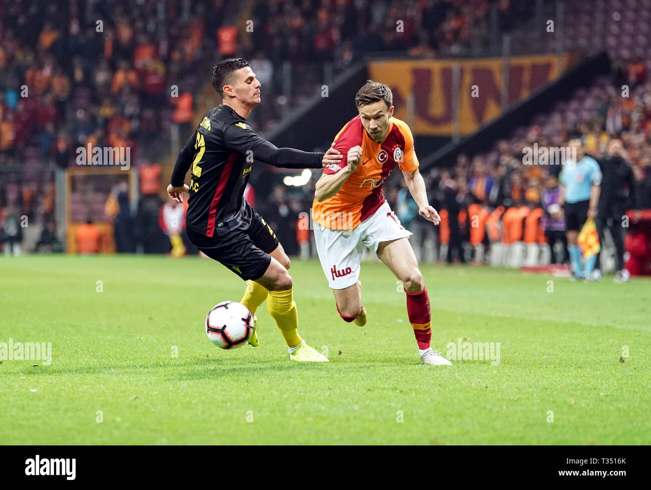 Istanbul, Turchia. 6 apr, 2019. Martin Linnes andando da Mitchell Donald durante il Galatasaray v Yeni Malatyaspor al Turk Telekom Stadium di Istanbul, Turchia. Ulrik Pedersen/CSM/Alamy Live News Foto Stock