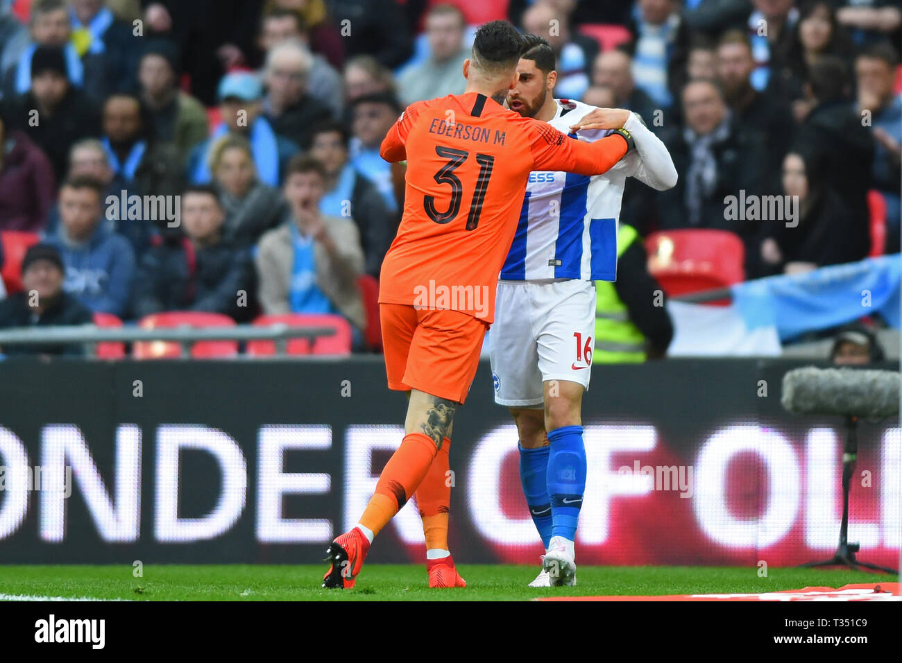 Londra, Regno Unito. 6 apr, 2019. Manchester City il portiere Ederson Moraes detiene Brighton avanti Alireza Jahanbakhsh indietro durante la FA Cup Semi finale tra Brighton e Hove Albion e il Manchester City a stadio di Wembley a Londra il sabato 6 aprile 2019. (Credit: Jon Bromley | MI News) solo uso editoriale, è richiesta una licenza per uso commerciale. Nessun uso in scommesse, giochi o un singolo giocatore/club/league pubblicazioni. La fotografia può essere utilizzata solo per il giornale e/o rivista scopi editoriali. Credito: MI News & Sport /Alamy Live News Foto Stock