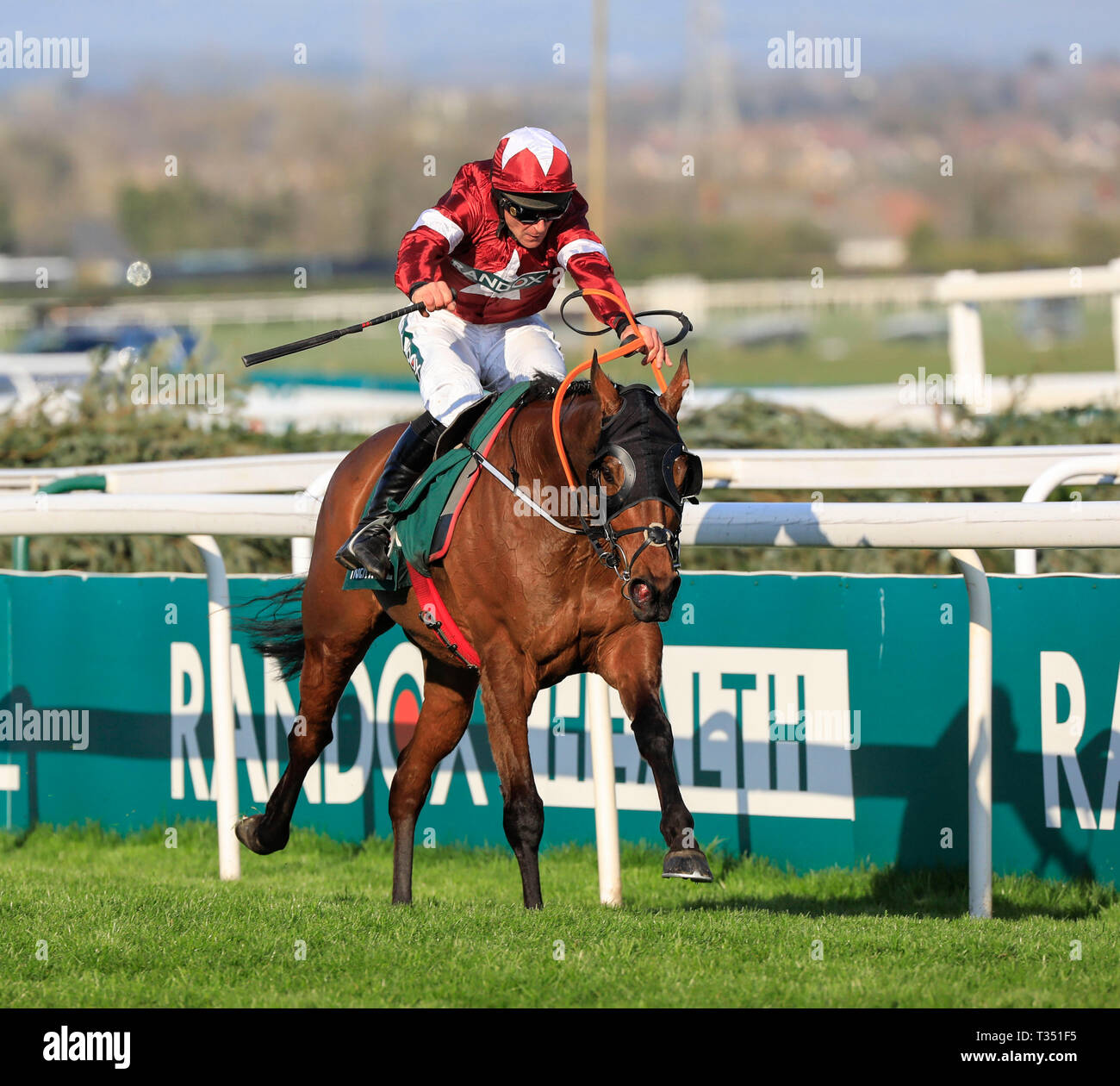 L'Aintree Racecourse, Eglinton, Regno Unito. 6 apr, 2019. Il 2019 Grand National horse racing festival, giorno 3; Tiger Roll cavalcato da Davy Russell corre chiara del campo per vincere il Grand National Credit: Azione Plus sport/Alamy Live News Foto Stock