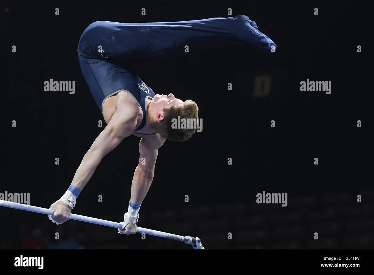 Iowa City, Iowa, USA. 5 apr, 2019. MICHAEL ustioni da Penn State compete in alto bar durante il team finale e tutto attorno alla gara tenutasi a Carver-Hawkeye Arena a Iowa City, Iowa. Credito: Amy Sanderson/ZUMA filo/Alamy Live News Foto Stock