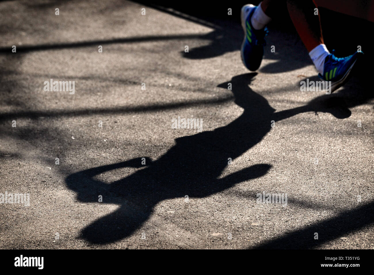 Podebrady, Repubblica Ceca. 6 apr, 2019. Ombra e i piedi di un runner in campo femminile 20km a piedi della partita internazionale e EA gara permesso camminare incontro a Podebrady on April 06, 2019 in Podebrady nella Repubblica Ceca. Credito: Slavek Ruta/ZUMA filo/Alamy Live News Foto Stock