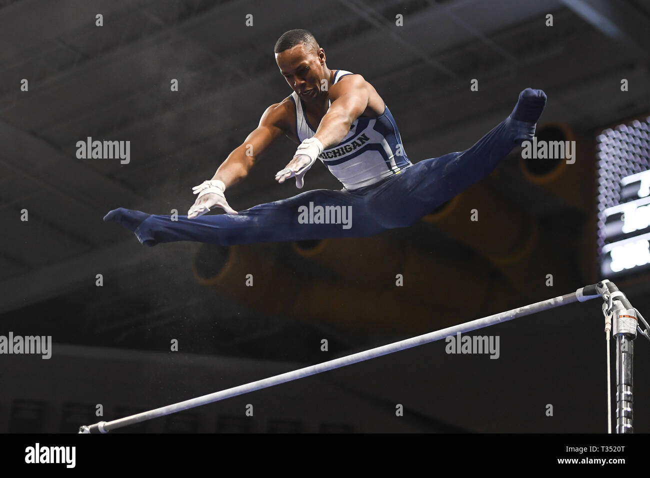 Iowa City, Iowa, USA. 5 apr, 2019. EMYRE COLE presso la University of Michigan compete in alto bar durante il team finale e tutto attorno alla gara tenutasi a Carver-Hawkeye Arena a Iowa City, Iowa. Credito: Amy Sanderson/ZUMA filo/Alamy Live News Foto Stock