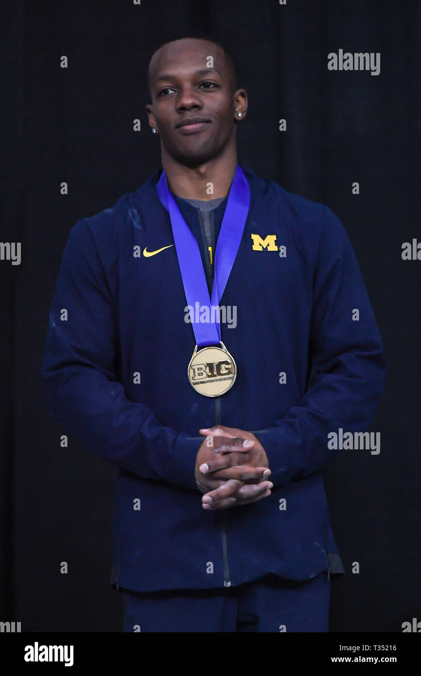 Iowa City, Iowa, USA. 5 apr, 2019. EMYRE COLE presso la University of Michigan sorge sul podio dopo aver vinto la medaglia di bronzo in seguito il team finale e tutto attorno alla gara tenutasi a Carver-Hawkeye Arena a Iowa City, Iowa. Credito: Amy Sanderson/ZUMA filo/Alamy Live News Foto Stock