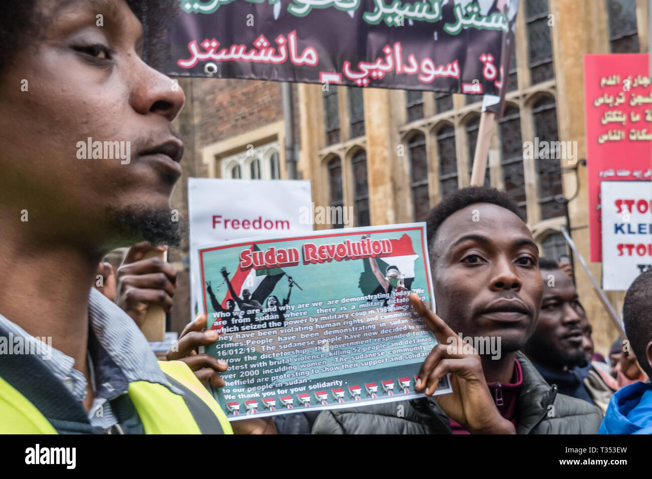 Londra, Regno Unito. Il 6 aprile 2019. Decine di migliaia di sudanesi incontrarsi al di fuori la loro ambasciata del trentaquattresimo anniversario del 6 aprile rivoluzione nel Sudan che rovesciò il dittatore Jaafar Nimeiri nel 1985 per sostenere il movimento rivoluzionario in Sudan che ha protestato per 17 settimane esigente la libertà, la pace e la giustizia. Le proteste pacifiche sono state soddisfatte con estrema violenza con oltre 70 manifestanti uccisi e migliaia di feriti. Credito: Peter Marshall / Alamy Live News Foto Stock