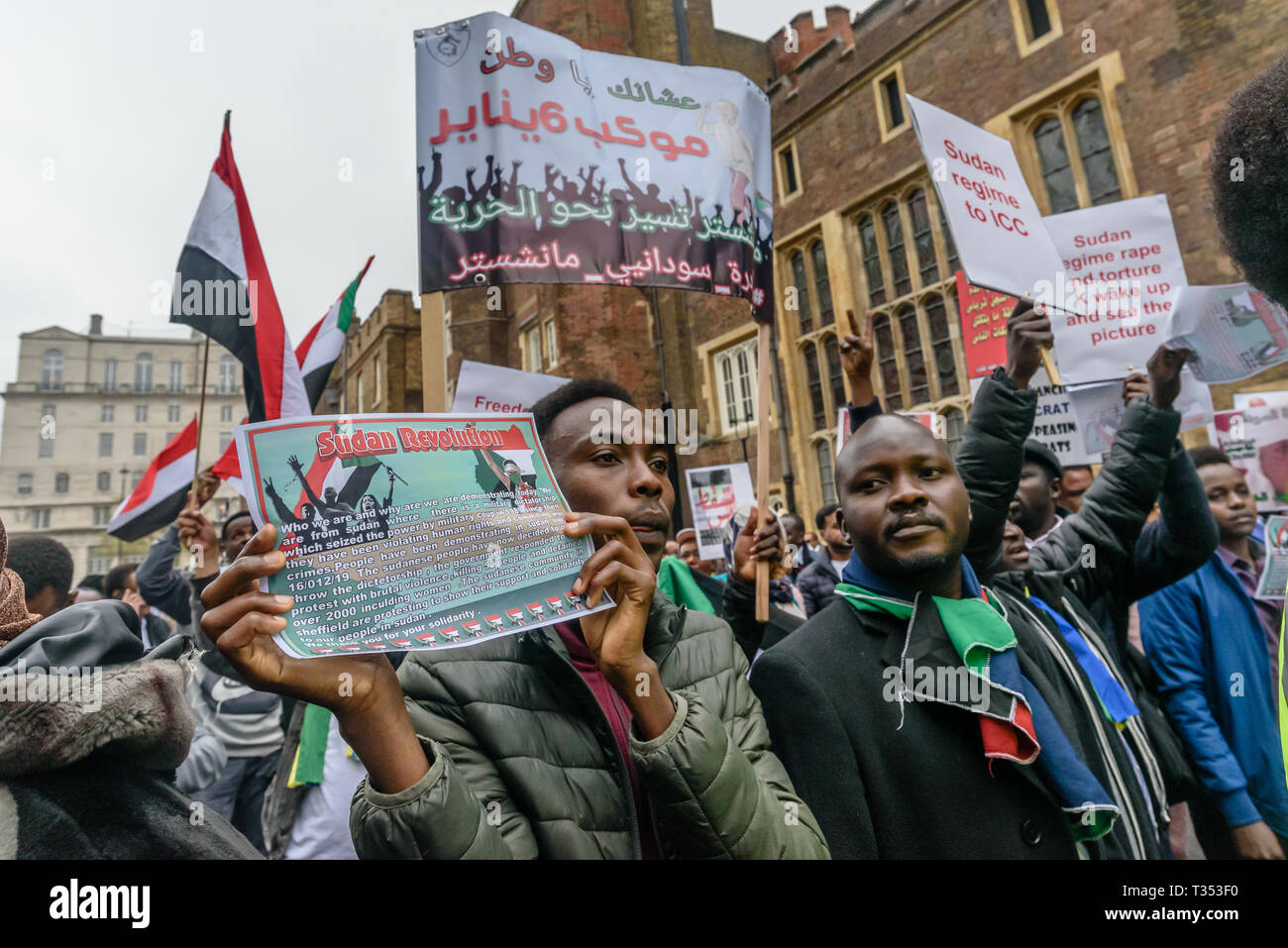 Londra, Regno Unito. Il 6 aprile 2019. Decine di migliaia di sudanesi incontrarsi al di fuori la loro ambasciata del trentaquattresimo anniversario del 6 aprile rivoluzione nel Sudan che rovesciò il dittatore Jaafar Nimeiri nel 1985 per sostenere il movimento rivoluzionario in Sudan che ha protestato per 17 settimane esigente la libertà, la pace e la giustizia. Le proteste pacifiche sono state soddisfatte con estrema violenza con oltre 70 manifestanti uccisi e migliaia di feriti. Credito: Peter Marshall / Alamy Live News Foto Stock