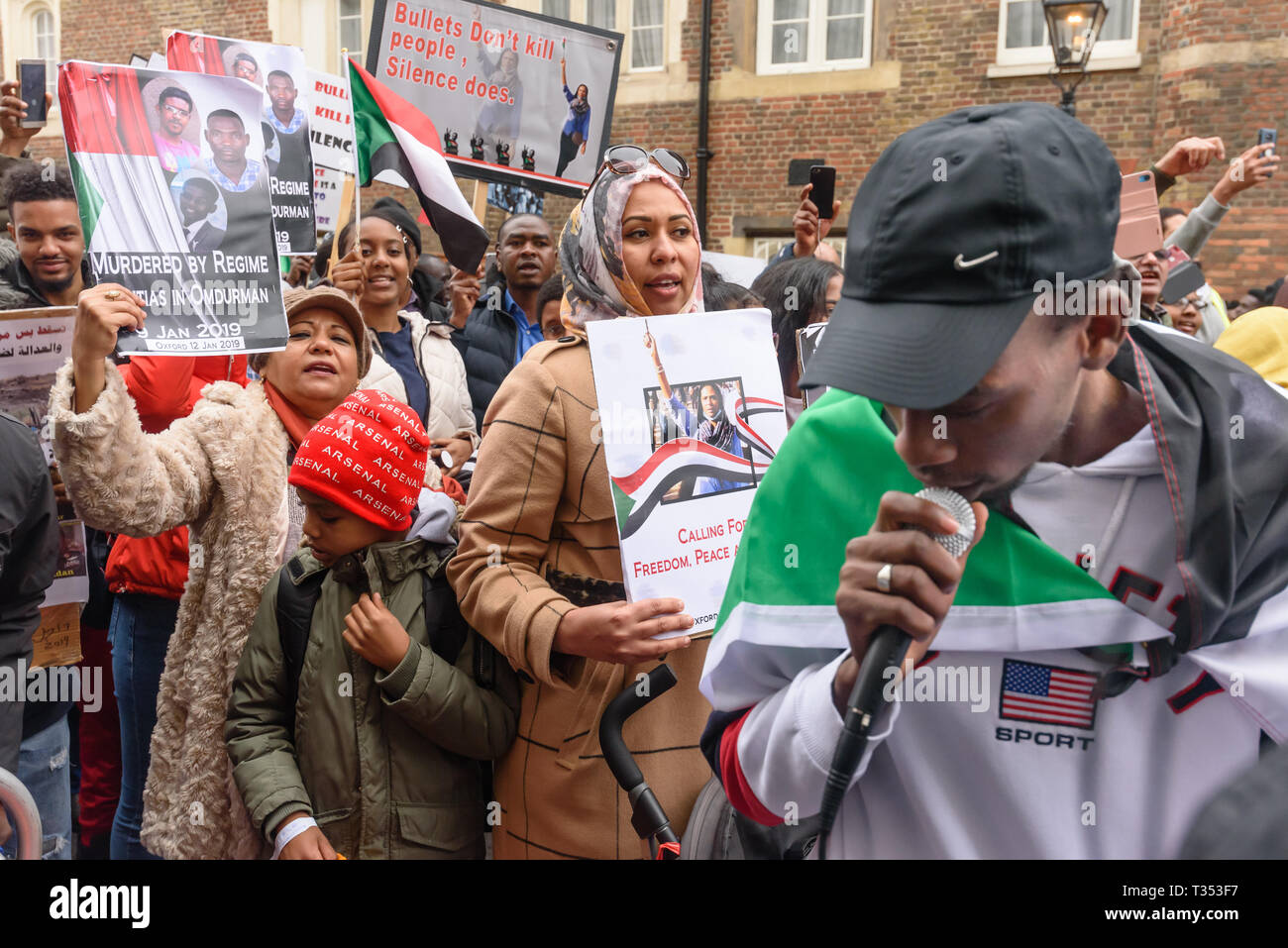 Londra, Regno Unito. Il 6 aprile 2019. Decine di migliaia di sudanesi incontrarsi al di fuori la loro ambasciata del trentaquattresimo anniversario del 6 aprile rivoluzione nel Sudan che rovesciò il dittatore Jaafar Nimeiri nel 1985 per sostenere il movimento rivoluzionario in Sudan che ha protestato per 17 settimane esigente la libertà, la pace e la giustizia. Le proteste pacifiche sono state soddisfatte con estrema violenza con oltre 70 manifestanti uccisi e migliaia di feriti. Credito: Peter Marshall / Alamy Live News Foto Stock