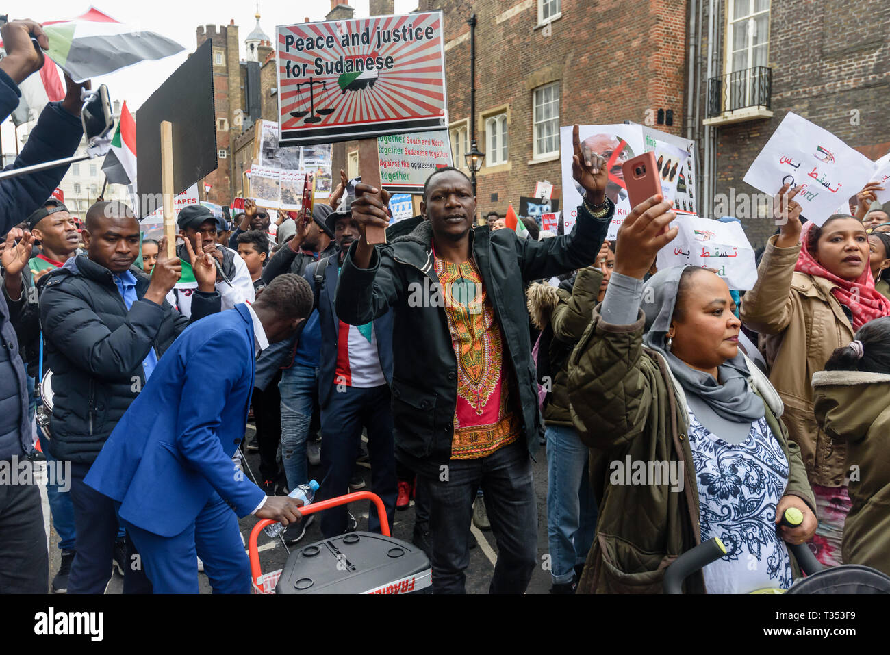 Londra, Regno Unito. Il 6 aprile 2019. Decine di migliaia di sudanesi incontrarsi al di fuori la loro ambasciata del trentaquattresimo anniversario del 6 aprile rivoluzione nel Sudan che rovesciò il dittatore Jaafar Nimeiri nel 1985 per sostenere il movimento rivoluzionario in Sudan che ha protestato per 17 settimane esigente la libertà, la pace e la giustizia. Le proteste pacifiche sono state soddisfatte con estrema violenza con oltre 70 manifestanti uccisi e migliaia di feriti. Credito: Peter Marshall / Alamy Live News Foto Stock