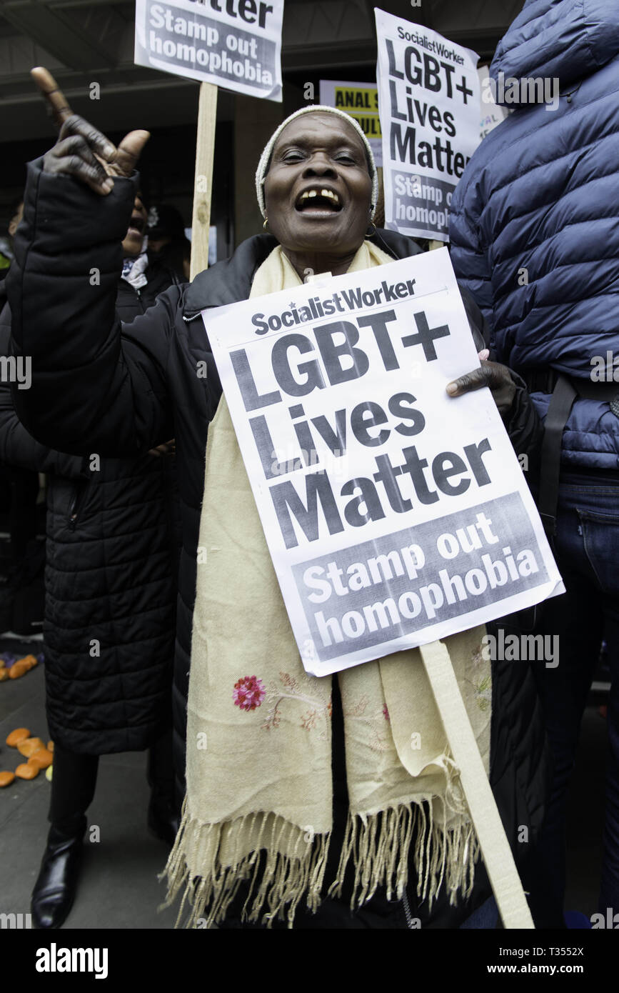 Londra, Regno Unito. 6 apr, 2019. Un manifestante è visto cantando slogan tenendo un cartello durante la dimostrazione.manifestanti radunati fuori del lusso Dorchester Hotel di Londra, che è di proprietà di il Sultano del Brunei Hassanal Bolkia, per protestare e condannare il nuovo anti-LGBTIQ leggi introdotte dal Sultano. Credito: ZUMA Press, Inc./Alamy Live News Foto Stock