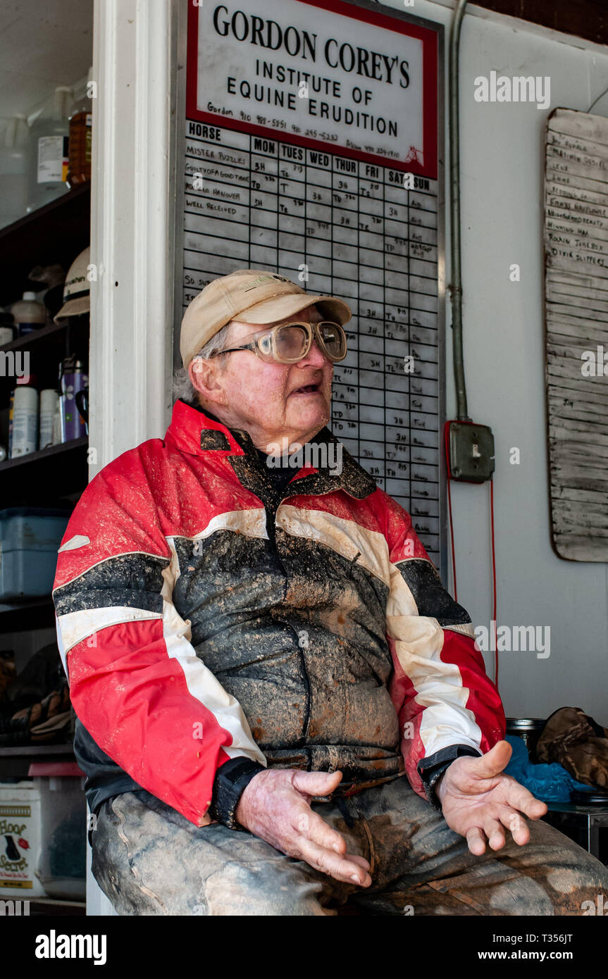 Pinehurst, North Carolina, Stati Uniti d'America. 3 apr, 2019. 6 aprile 2019 - Pinehurst, N.C., STATI UNITI D'AMERICA - GORDON COREY si siede nel suo stabile dopo un warm-up eseguito prima del settantesimo annuale di primavera cablaggio Matinee gare sponsorizzato dalla Pinehurst Guidare & Training Club, al Pinehurst via cavo, Pinehurst, North Carolina. Corey è stato elettrico racing dal 1964. Questo anno di gare commemorare il 104th anniversario della pista. Credito: Timothy L. Hale/ZUMA filo/Alamy Live News Foto Stock