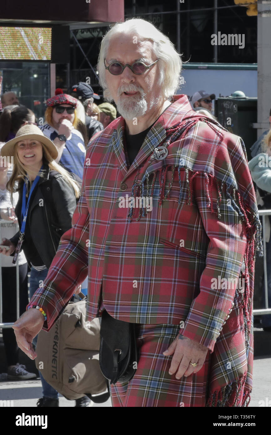 New York, Stati Uniti d'America. 6 apr, 2019. Sesta Avenue, New York, USA, aprile 06, 2019 - Grand Marshal Billy Connolly e famiglia (moglie Pamela Stephenson, figlie Scarlett e Amy) durante la Città di New York Tartan giorno sfilate.Foto: Luiz Rampelotto/EuropaNewswire Credito: Luiz Rampelotto/ZUMA filo/Alamy Live News Foto Stock