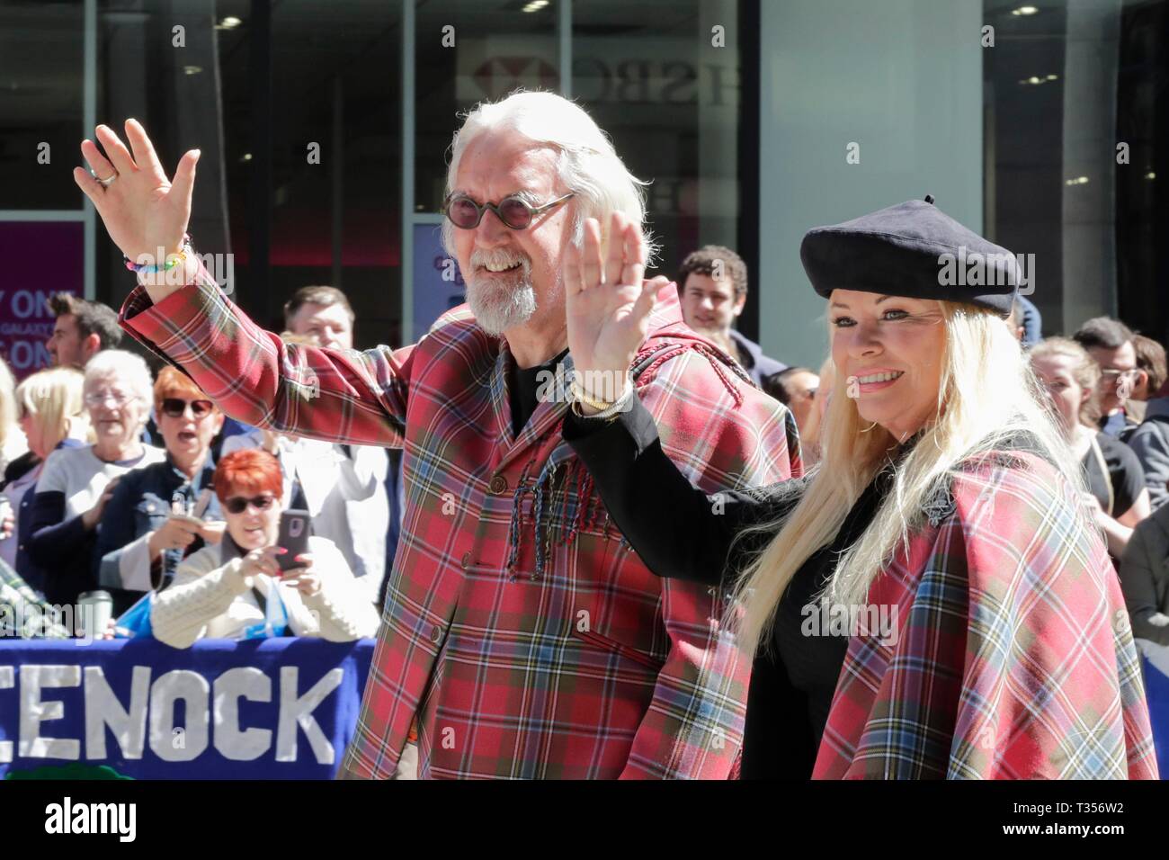 New York, Stati Uniti d'America. 06 apr, 2019. Grand Marshal Billy Connolly e famiglia (moglie Pamela Stephenson, figlie Scarlett e Amy) durante la Città di New York Tartan giorno parate. Foto: Luiz Rampelotto/EuropaNewswire | Utilizzo di credito in tutto il mondo: dpa picture alliance/Alamy Live News Foto Stock