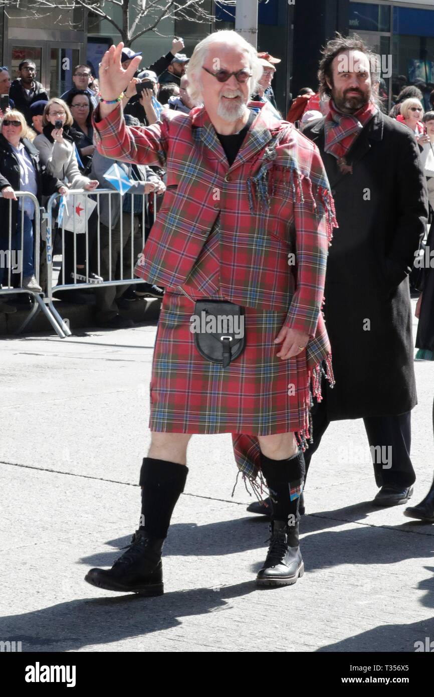 New York, Stati Uniti d'America. 06 apr, 2019. Grand Marshal Billy Connolly e famiglia (moglie Pamela Stephenson, figlie Scarlett e Amy) durante la Città di New York Tartan giorno parate. Foto: Luiz Rampelotto/EuropaNewswire | Utilizzo di credito in tutto il mondo: dpa picture alliance/Alamy Live News Foto Stock