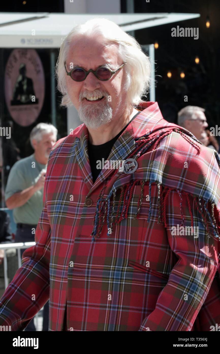 New York, Stati Uniti d'America. 06 apr, 2019. Grand Marshal Billy Connolly e famiglia (moglie Pamela Stephenson, figlie Scarlett e Amy) durante la Città di New York Tartan giorno parate. Foto: Luiz Rampelotto/EuropaNewswire | Utilizzo di credito in tutto il mondo: dpa picture alliance/Alamy Live News Foto Stock