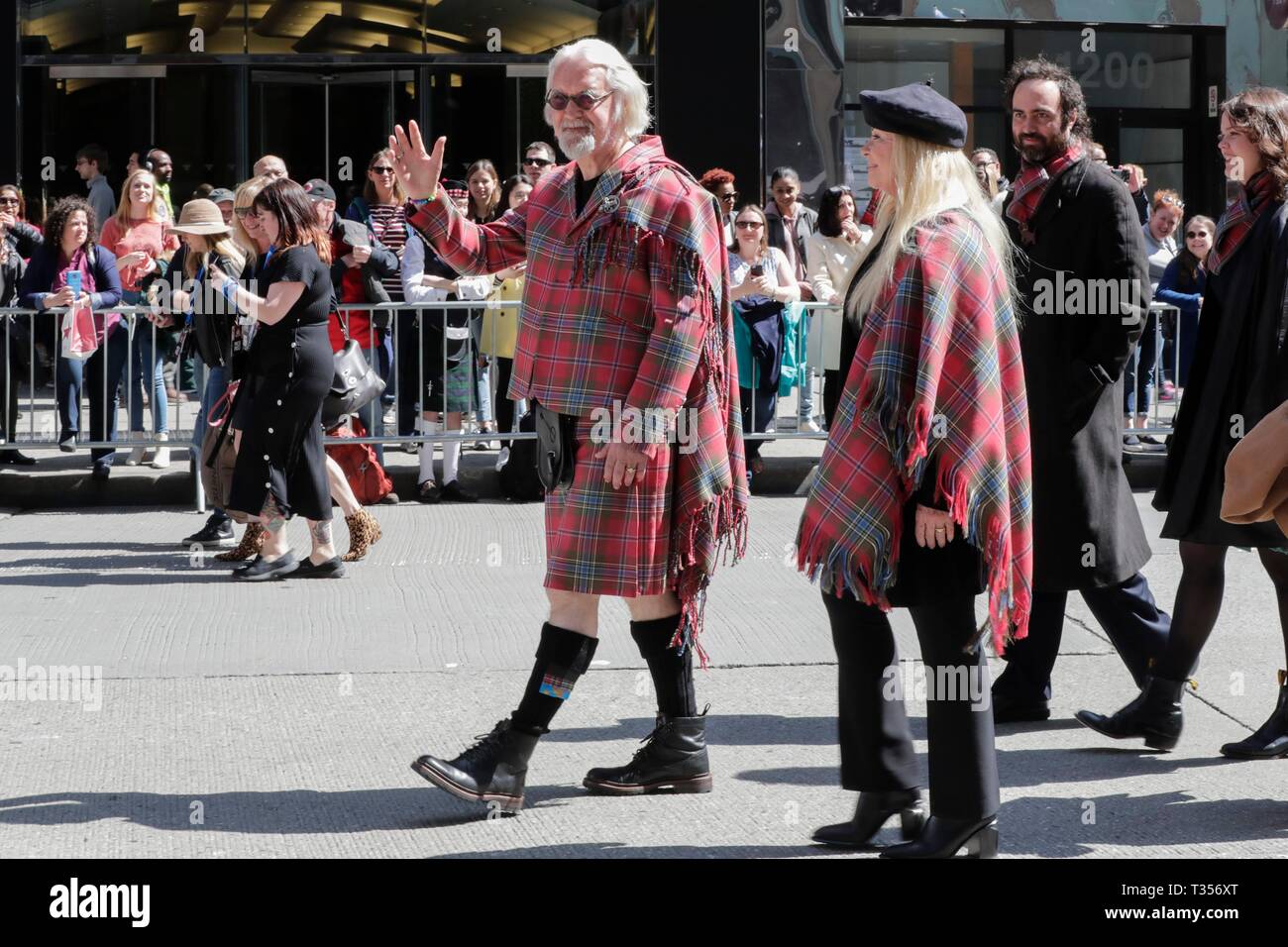 New York, Stati Uniti d'America. 06 apr, 2019. Grand Marshal Billy Connolly e famiglia (moglie Pamela Stephenson, figlie Scarlett e Amy) durante la Città di New York Tartan giorno parate. Foto: Luiz Rampelotto/EuropaNewswire | Utilizzo di credito in tutto il mondo: dpa picture alliance/Alamy Live News Foto Stock