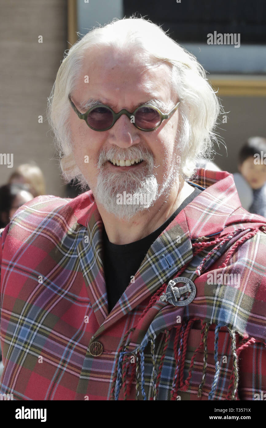 New York, Stati Uniti d'America. 6 apr, 2019. Sesta Avenue, New York, USA, aprile 06, 2019 - Grand Marshal Billy Connolly e famiglia (moglie Pamela Stephenson, figlie Scarlett e Amy) durante la Città di New York Tartan giorno sfilate.Foto: Luiz Rampelotto/EuropaNewswire Credito: Luiz Rampelotto/ZUMA filo/Alamy Live News Foto Stock