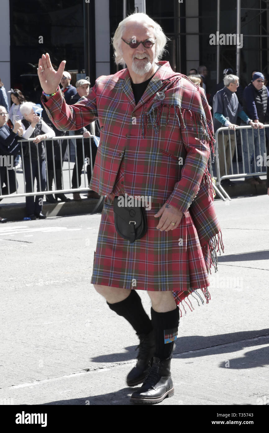 New York, Stati Uniti d'America. 6 apr, 2019. Sesta Avenue, New York, USA, aprile 06, 2019 - Grand Marshal Billy Connolly e famiglia (moglie Pamela Stephenson, figlie Scarlett e Amy) durante la Città di New York Tartan giorno sfilate.Foto: Luiz Rampelotto/EuropaNewswire Credito: Luiz Rampelotto/ZUMA filo/Alamy Live News Foto Stock