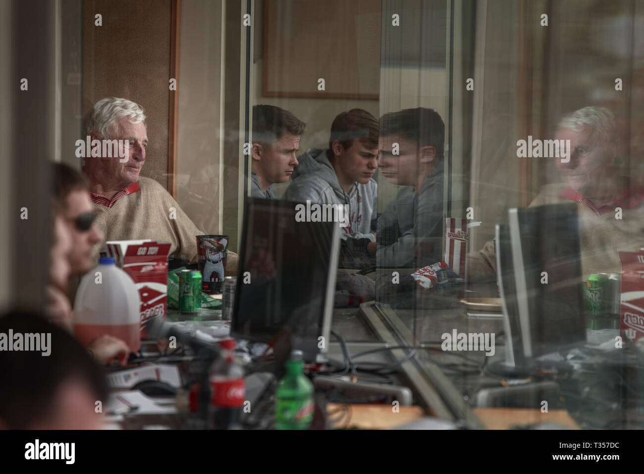 Bloomington, Indiana, Stati Uniti d'America. 5 apr, 2019. Ex Indiana University coach di pallacanestro Bob Knight si siede nella scatola di stampa come Hoosiers giocare a baseball doppia contro la testata di Penn. È cavaliere della prima apparizione pubblica in ui dal settembre 2000 quando è stato licenziato come coach di pallacanestro. Knight allenata la Hoosiers NCAA campionati di pallacanestro nel 1976, 1981 e 1987. Credito: Jeremy Hogan/SOPA Immagini/ZUMA filo/Alamy Live News Foto Stock