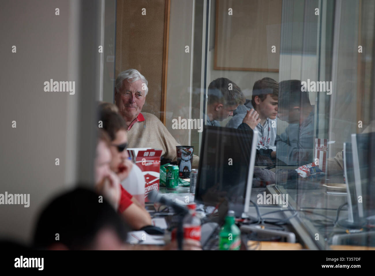 Bloomington, Stati Uniti d'America. 05 apr, 2019. Ex Indiana University coach di pallacanestro Bob Knight si siede nella scatola di stampa come Hoosiers giocare a baseball doppia contro la testata di Penn. È cavaliere della prima apparizione pubblica in ui dal settembre 2000 quando è stato licenziato come coach di pallacanestro. Knight allenata la Hoosiers NCAA campionati di pallacanestro nel 1976, 1981 e 1987. Credito: SOPA Immagini limitata/Alamy Live News Foto Stock