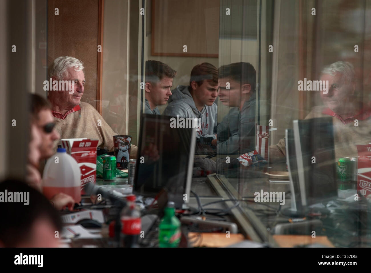 Bloomington, Stati Uniti d'America. 05 apr, 2019. Ex Indiana University coach di pallacanestro Bob Knight si siede nella scatola di stampa come Hoosiers giocare a baseball doppia contro la testata di Penn. È cavaliere della prima apparizione pubblica in ui dal settembre 2000 quando è stato licenziato come coach di pallacanestro. Knight allenata la Hoosiers NCAA campionati di pallacanestro nel 1976, 1981 e 1987. Credito: SOPA Immagini limitata/Alamy Live News Foto Stock