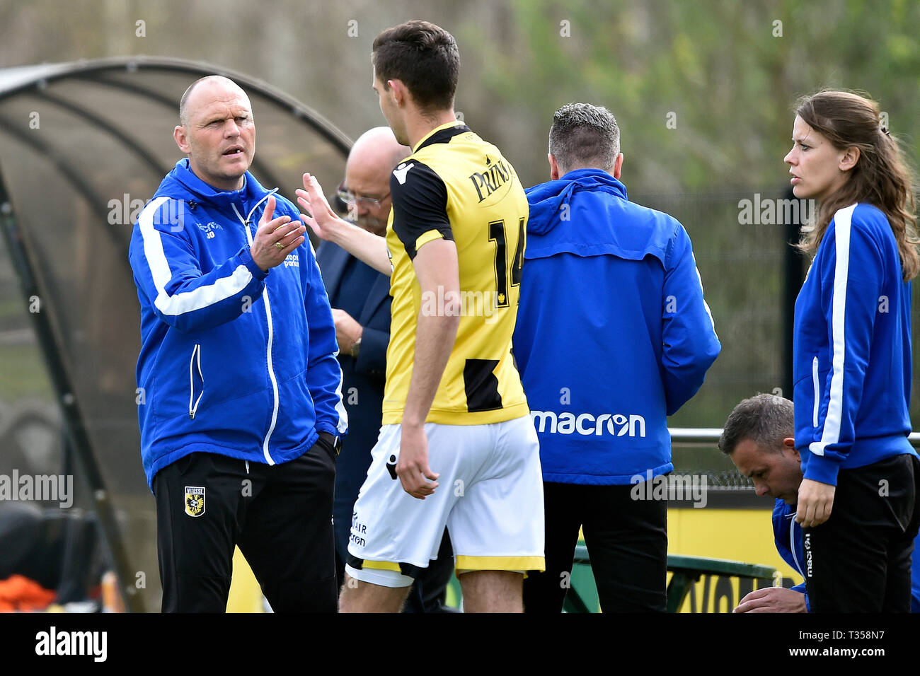 Arnhem, Paesi Bassi. 06 apr, 2019. ARNHEM, 06-04-2019, Papendal, stagione 2018 / 2019, olandese Tweede Divisie, Jong Vitesse coach Joseph Oosting con Jong Vitesse player Joeri Potjes durante il match Jong Vitesse - HHC Hardenberg 4-1 Credito: Pro scatti/Alamy Live News Foto Stock