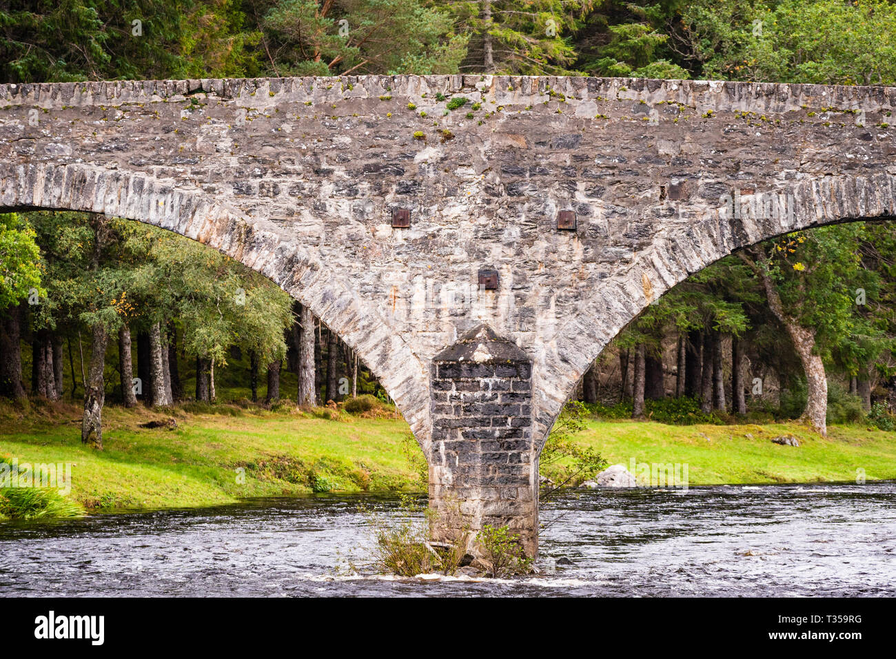 Muratura di pietra arch ponte che attraversa il fiume Cassley a Invercassley, Lairg, Scozia. Foto Stock