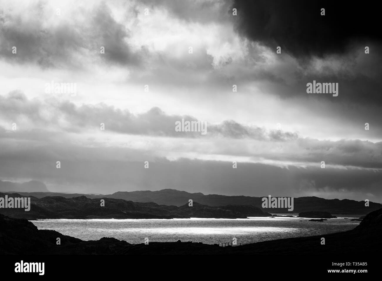 Paesaggio monocromo lungo la riva della Scozia vicino a Kinlochbervie. Foto Stock
