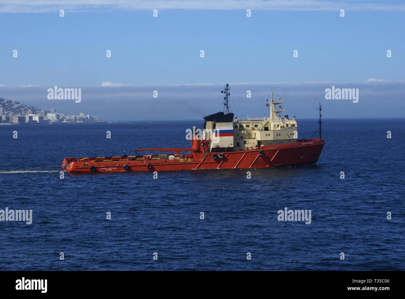 Alimentazione capitano della nave Martyshkin fuori del porto di Città del Capo, traino di un mare oceano chiatta ORC FUKUDA SALVAGE. Foto Stock