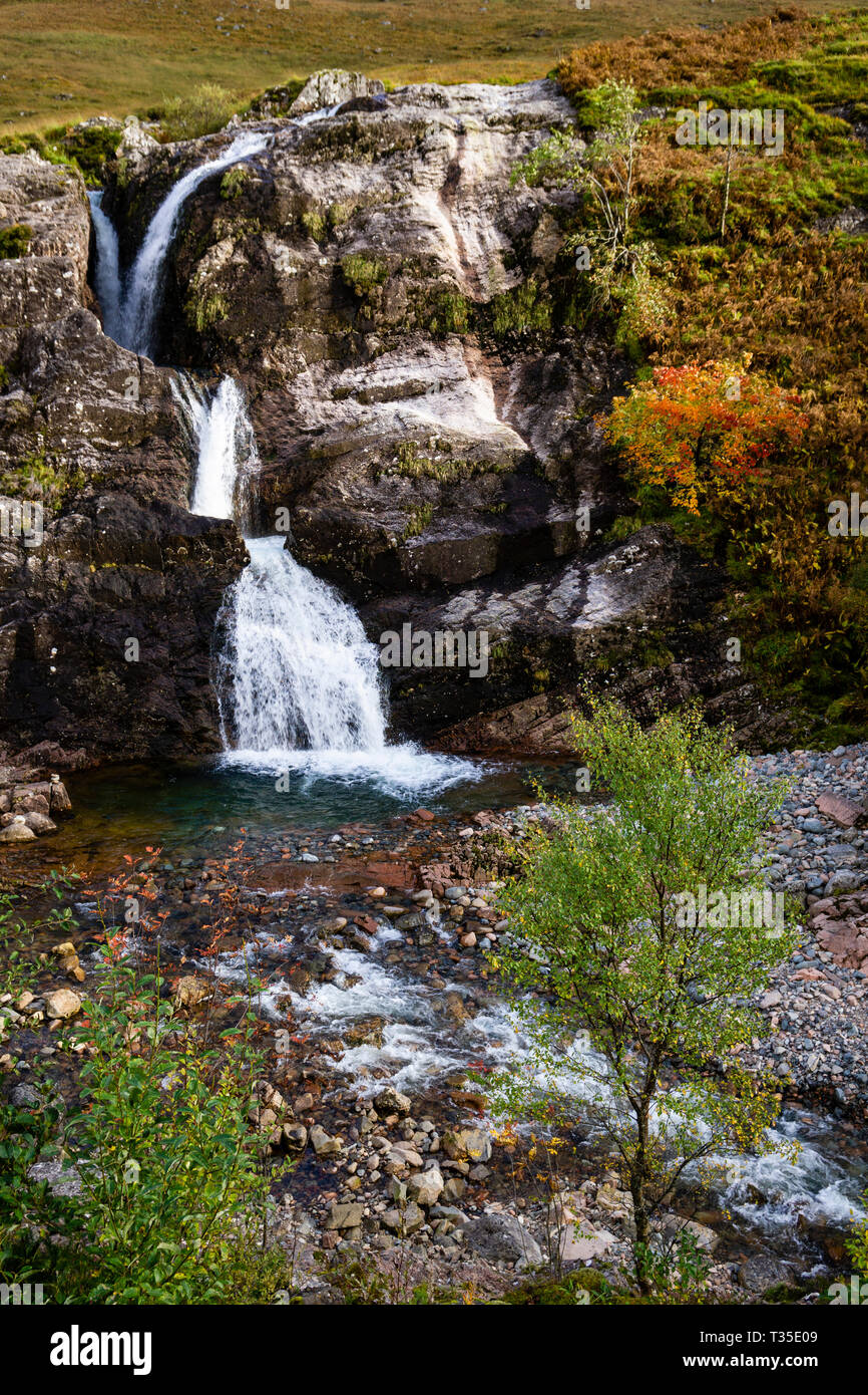 Parzialmente la faccia nascosta di un vecchio uomo sembra peer fuori da questa cascata alla riunione dei tre acque in Glencoe, Scozia. Foto Stock
