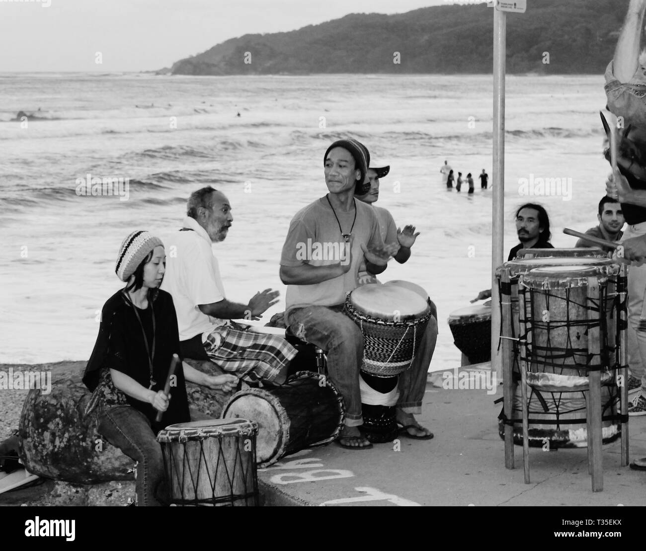 Byron Bay Beach NSW Australia - 1 giugno 2015: Surfer guardare le onde che aspettano Byron Bay Beach è popolare tra i surfisti e un hippy Vibe Foto Stock