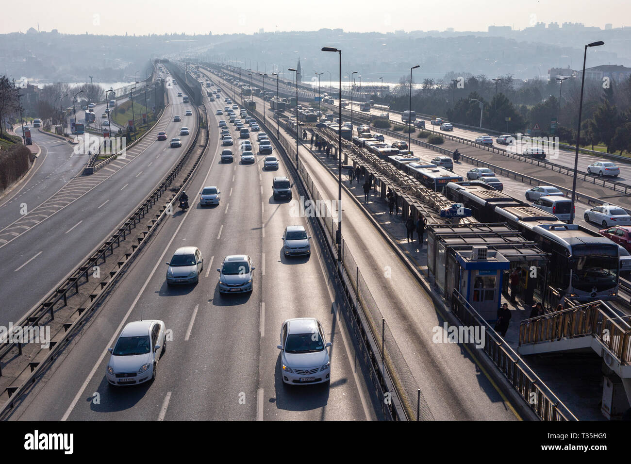 Vista di Halic Ponte dell'autostrada sul Golden Horn.The Golden Horn, conosciuto anche per il suo moderno nome turco, Halic, è una delle principali aree urbane per via navigabile. Foto Stock