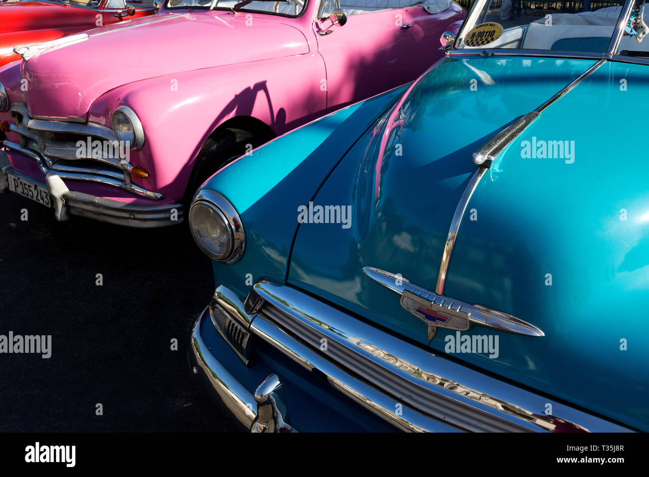 Anni Cinquanta classiche auto parcheggiate in Havana, Cuba Foto Stock