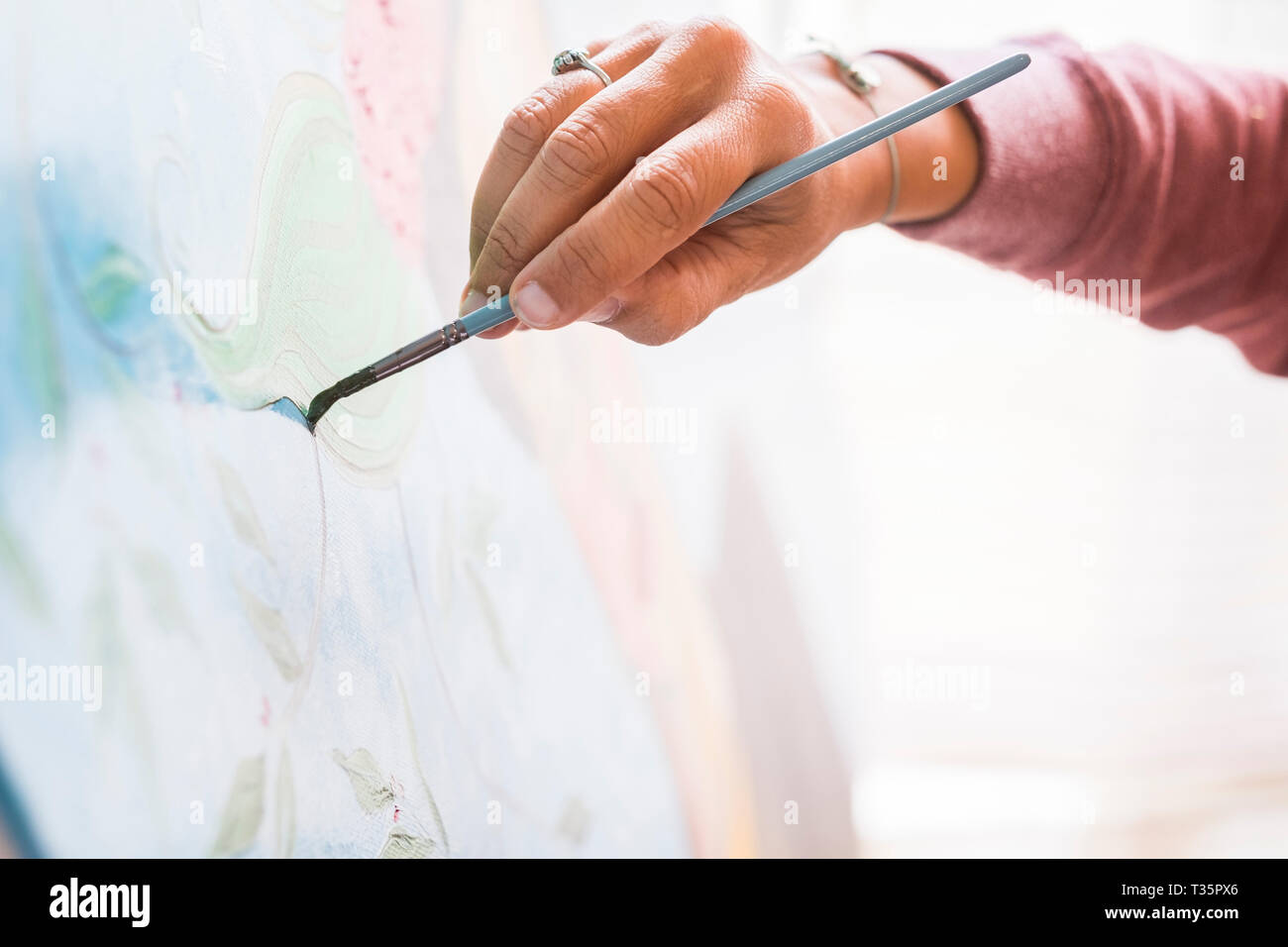 Primo piano della donna dipinto a mano una carta da parati di arte con il vecchio stile - creatività e artista al lavoro per hobby o lavoro - Colori e concetto di sfondo Foto Stock
