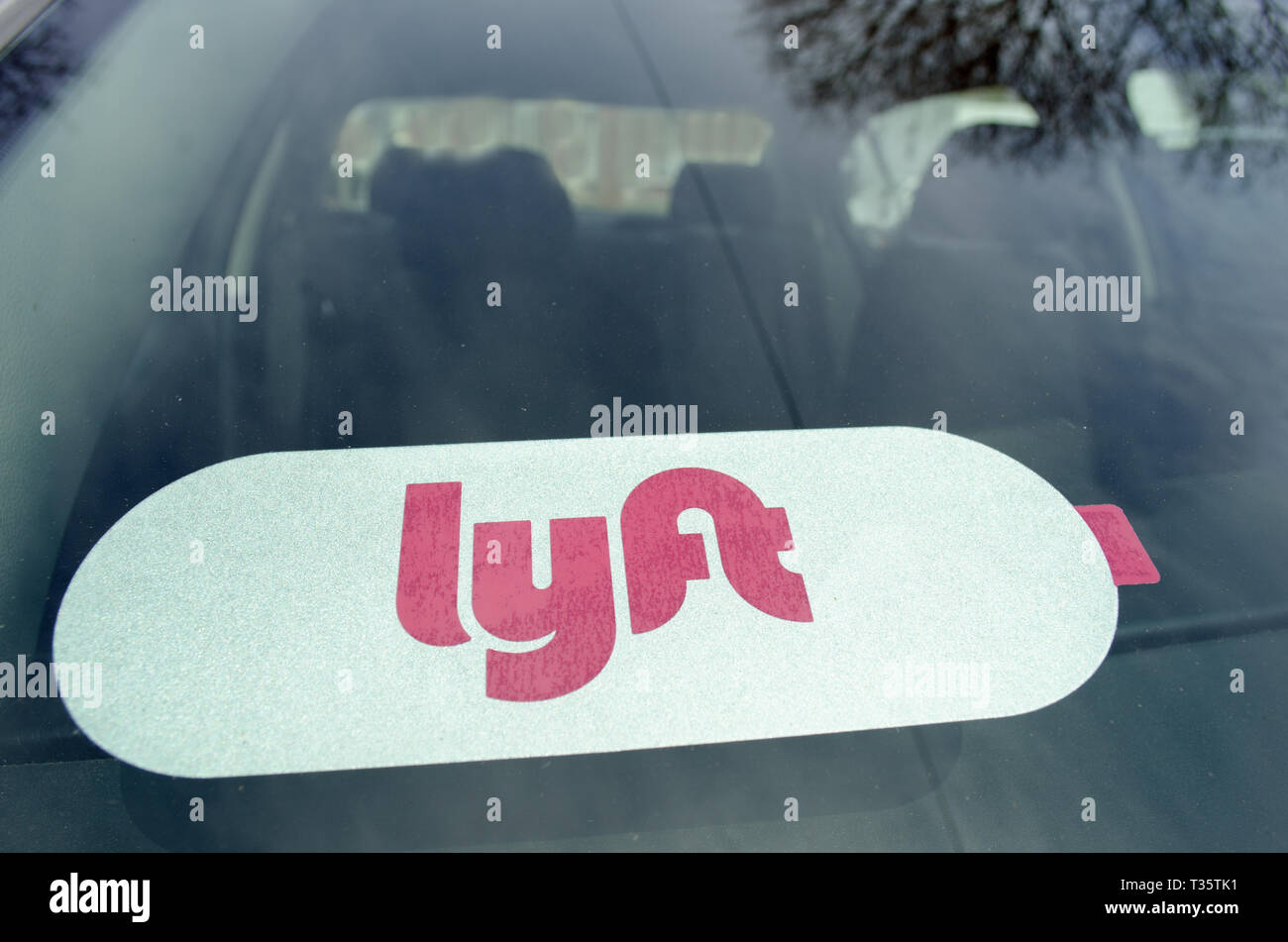 Adesivo Lyft vicino sul vetro del parabrezza del driver Lyft vettura clienti dimostrando che il veicolo per immettere quando ottenere corse a Detroit il 3 aprile 2019. Foto Stock