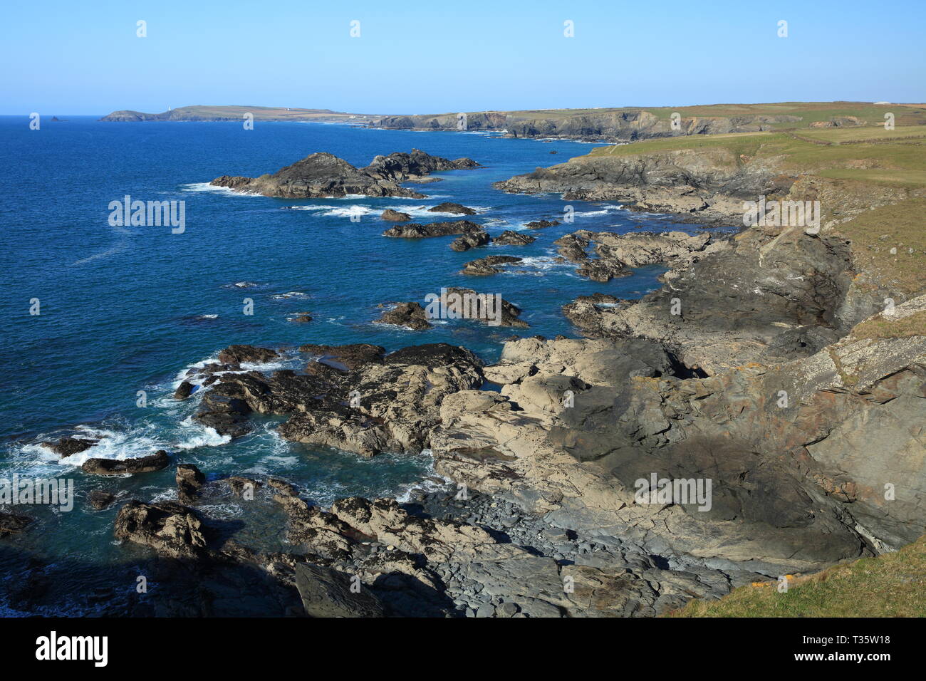 Vista dalla testa del parco verso Porthcothan/Trevose testa. North Cornwall, England, Regno Unito Foto Stock