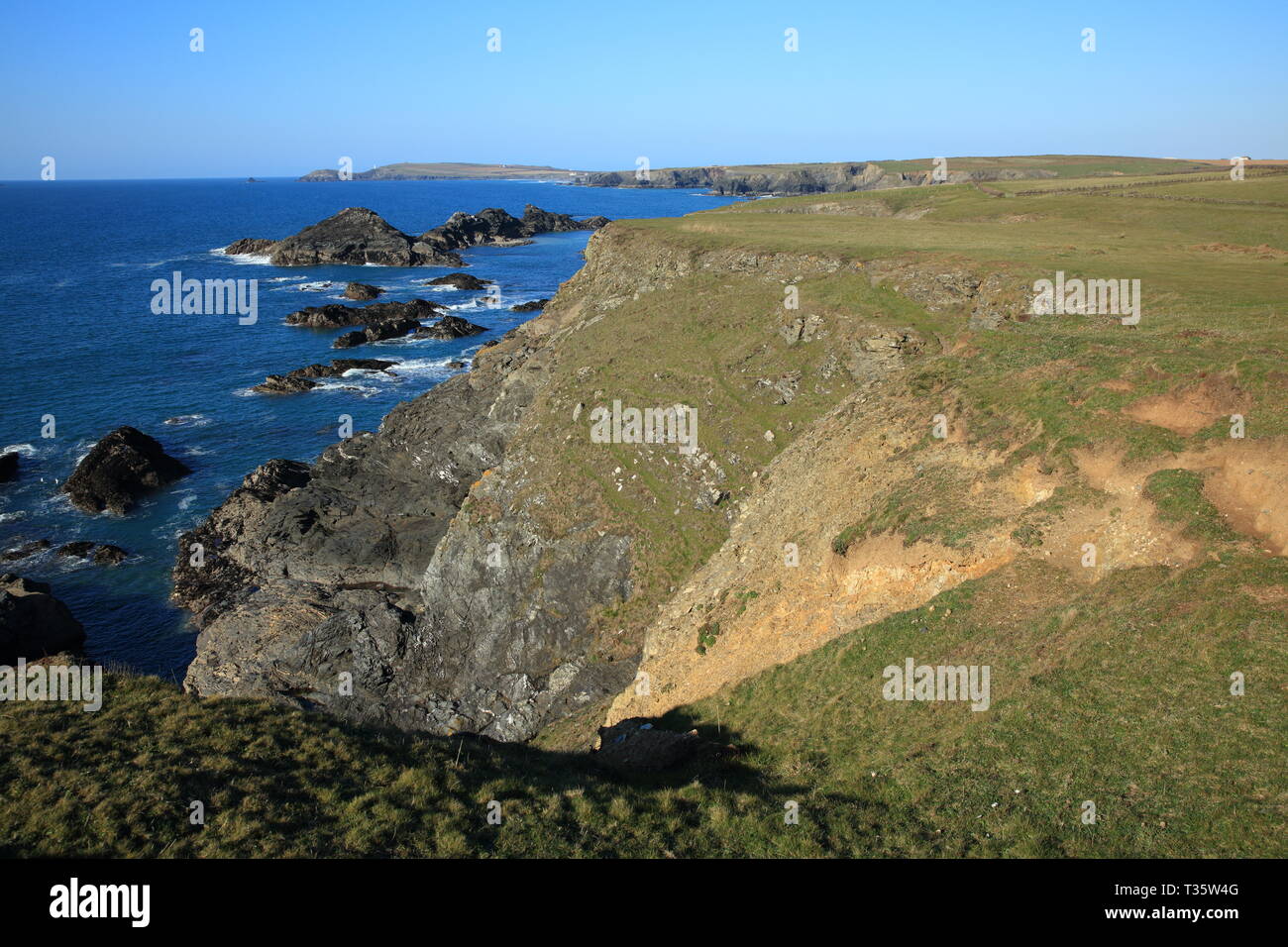 Vista dalla testa del parco verso Porthcothan/Trevose testa. North Cornwall, England, Regno Unito Foto Stock
