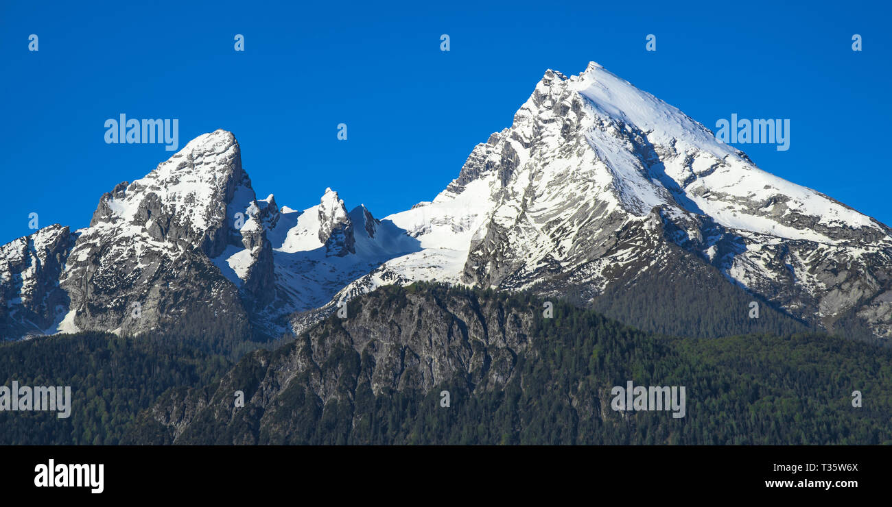 Vista panoramica della molla cime innevate del monte Watzmann bavarese nel parco nazionale di Berchtesgaden. Foto Stock