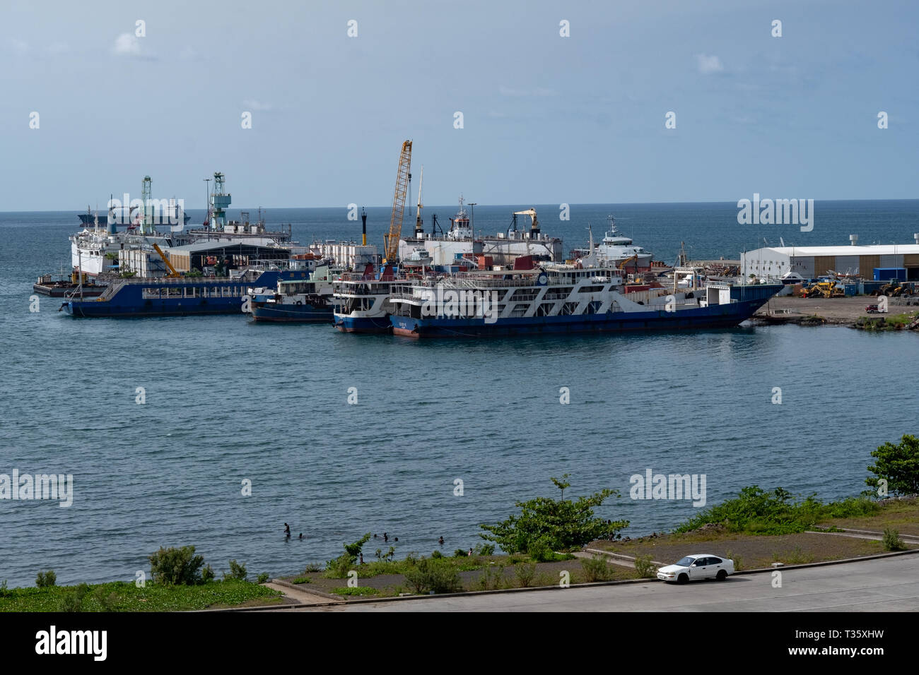 Le navi ancorate in porto a Malabo, la capitale della Guinea equatoriale Foto Stock