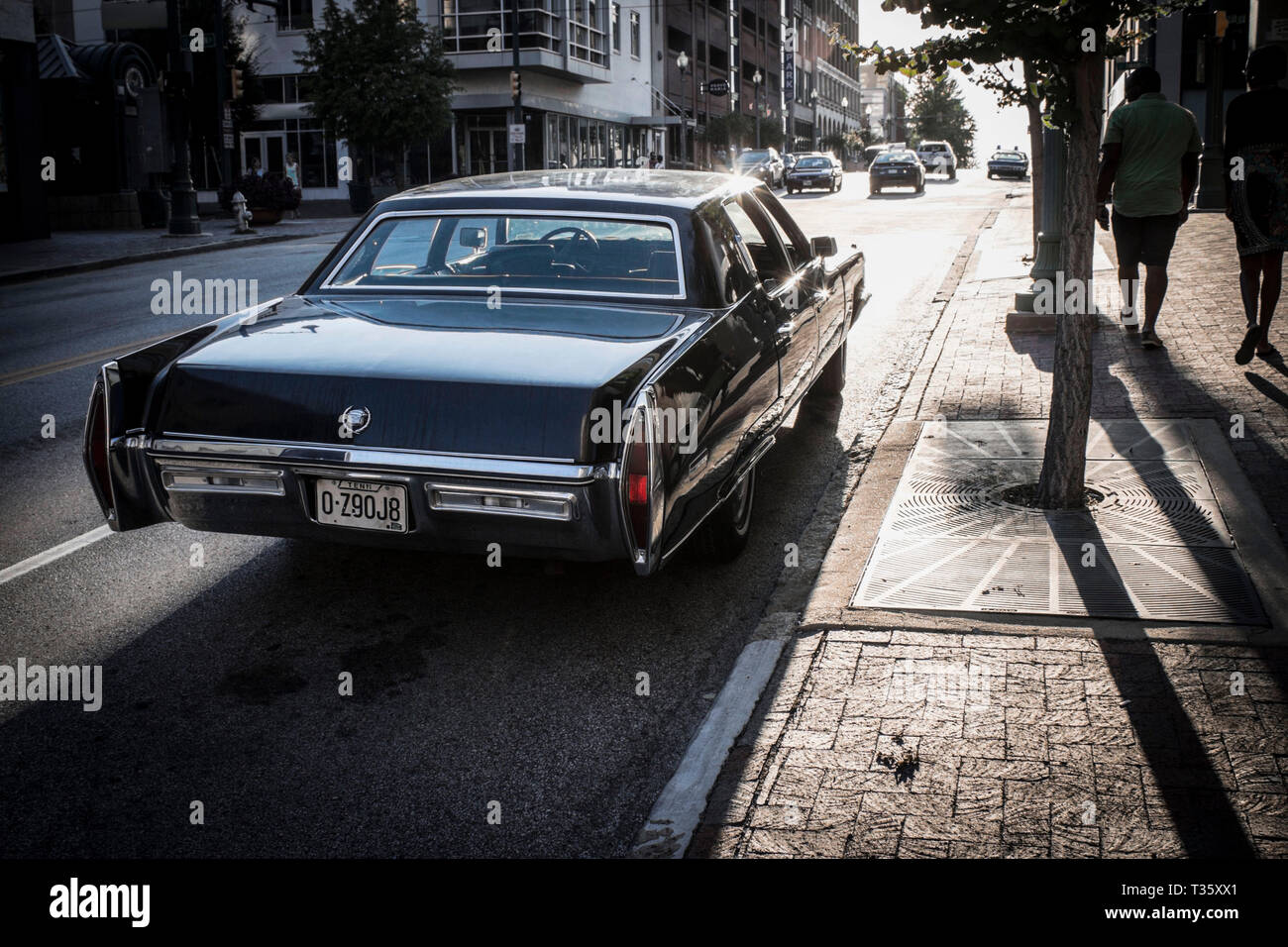 Classico degli anni sessanta auto shot nella sera sun a Memphis Street Foto Stock