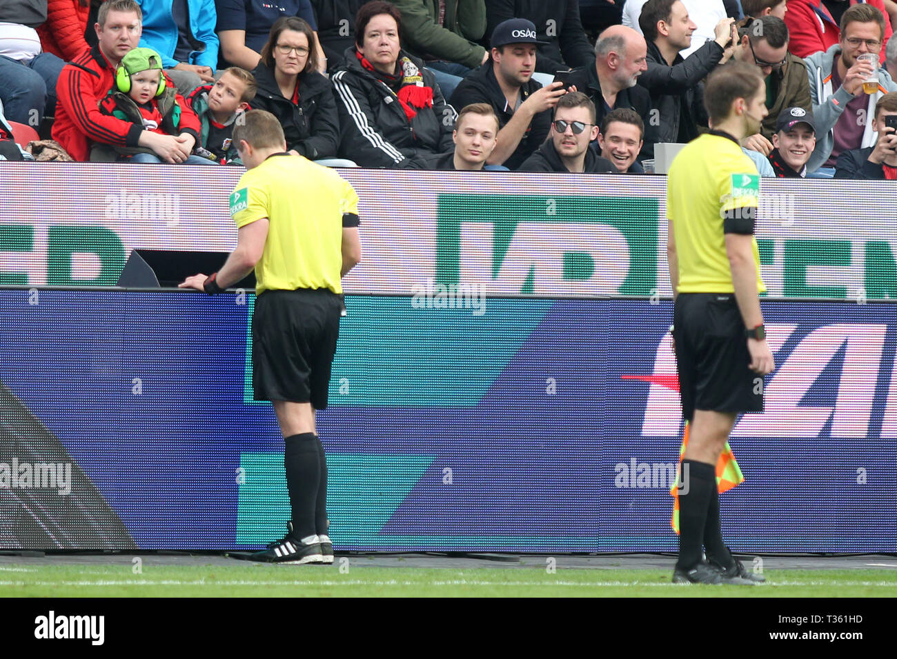 Un arbitro guardando il VAR durante la Bundesliga match tra Bayer 04 Leverkusen e RB Leipzig a BayArena. ( Il punteggio finale; Bayer 04 Leverkusen 2:4 RB Leipzig ) Foto Stock