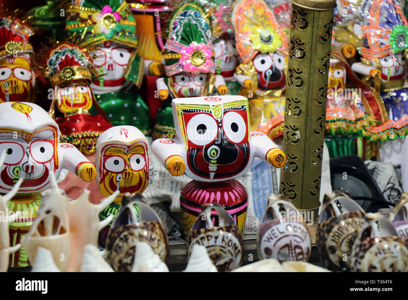 Statue del Signore Jagannath sulla strada del mercato di Puri. Sulla spiaggia di Puri, Odisha, questi incredibili statue erano tenuti a vendere. La cultura asiatica del concetto. Foto Stock