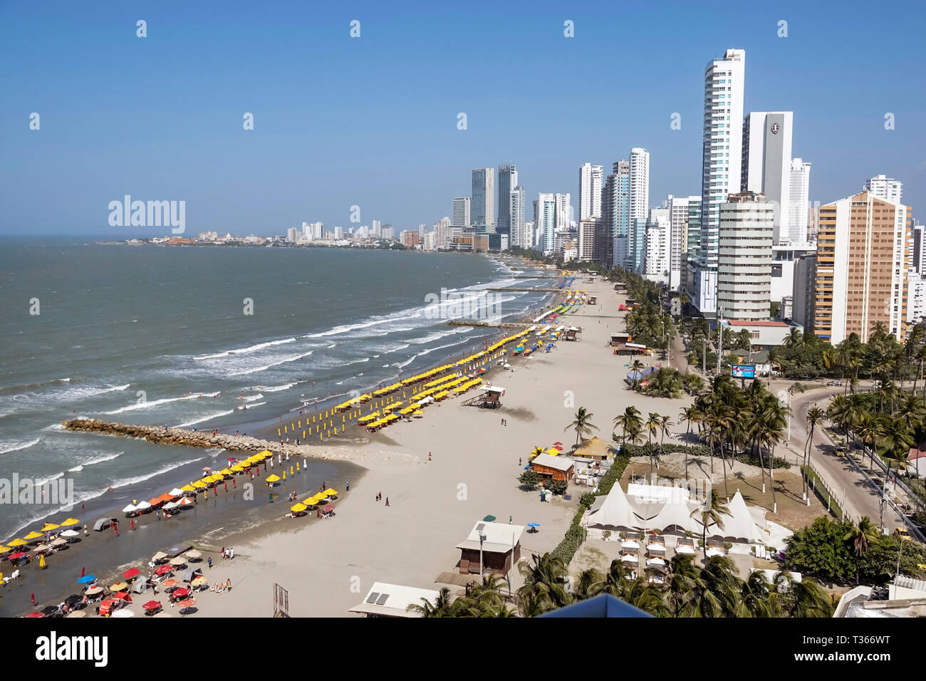 Cartagena Colombia, Bocagrande, Caribbean Sea Water, spiaggia pubblica spiagge sabbia acqua noleggio ombrelloni, skyline città alto edificio fronte oceano coste Foto Stock