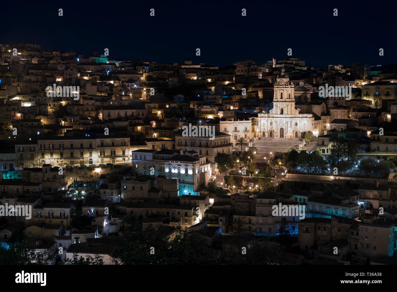 Palazzi illuminati in collina antica città di Modica Alta, famosa per la sua architettura barocca, Sicilia sud orientale Foto Stock