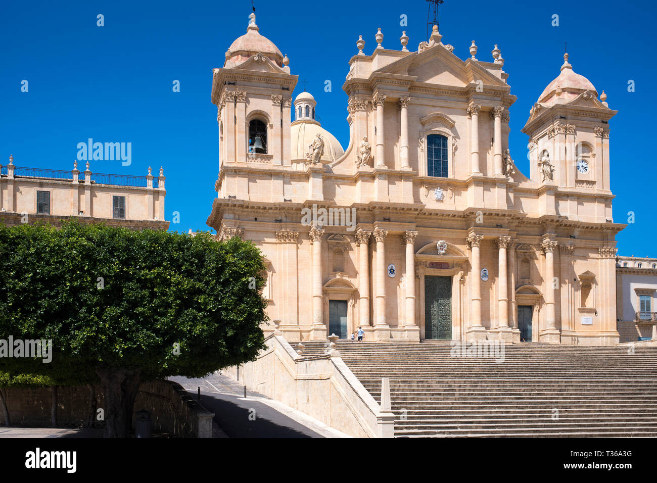 Vista in elevazione anteriore e la fasi di cattedrale barocca di San Nicola - Basilica di San Nicolò a Noto nella città, Sicilia, Italia Foto Stock